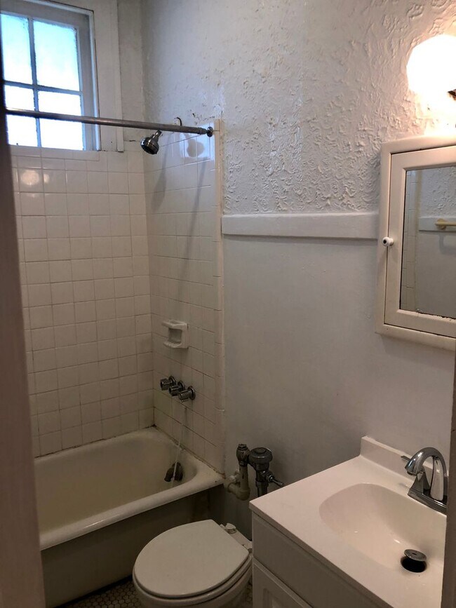 Building Photo - Uptown Apartment, Napoleon Ave between St ...