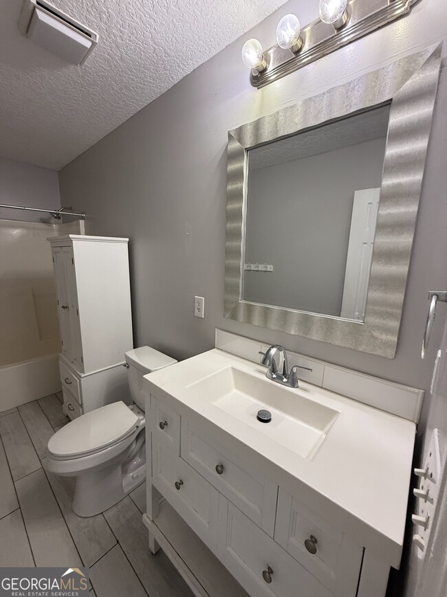 Building Photo - 115 Lake Wisteria Ct