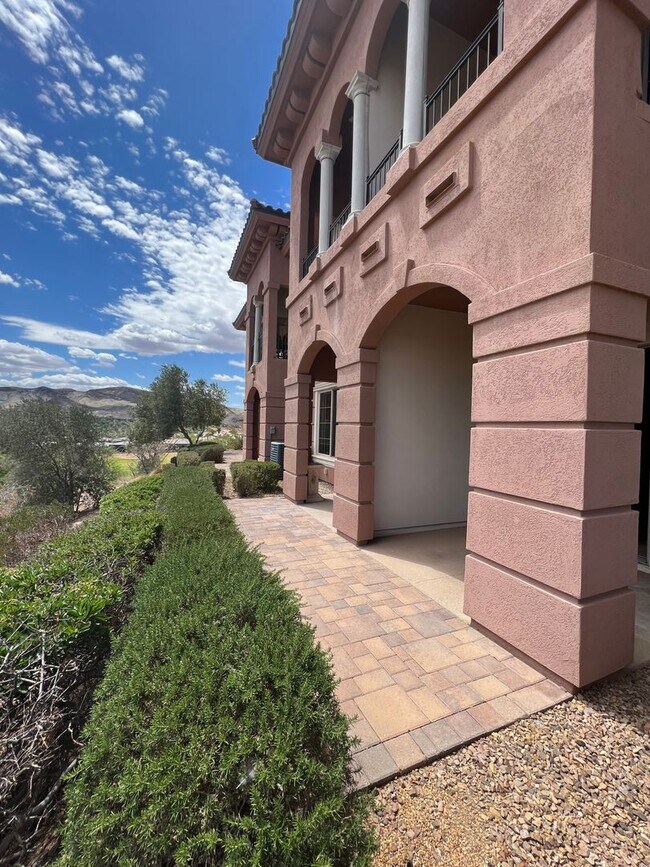 Building Photo - Lake Las Vegas Beauty!!! $2400 Great Views...
