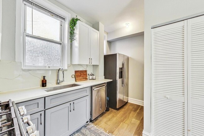 Building Photo - 2541 N California Ave