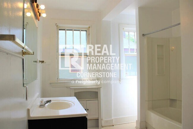 Building Photo - 808 W Kalamazoo Ave