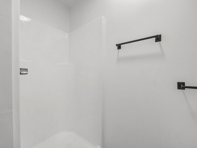 Building Photo - Renovated 2 bed 2 bath- $500 OFF first month rent!!!