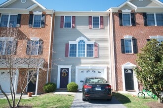 Building Photo - Taylor Spring Townhouse With Garage and Basement