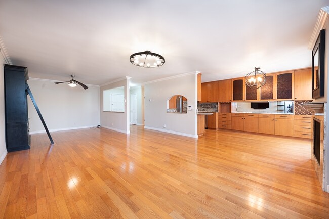 Building Photo - 530 S Barrington Ave