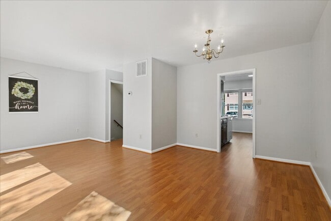 Building Photo - Bright 2 Bedroom Townhome in Williamsburg VA with Finished Lower Level & Private Balcony