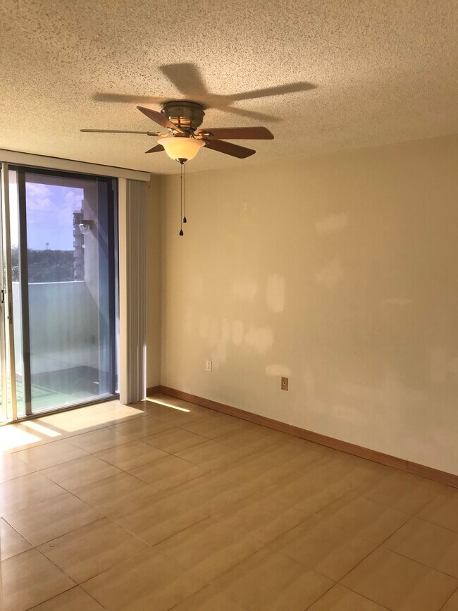 Building Photo - 1300 NE Miami Gardens Dr