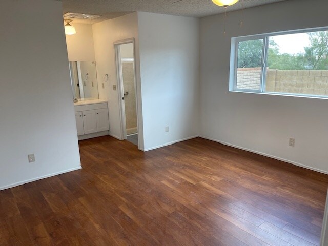 Building Photo - 8001 N El Tovar Pl