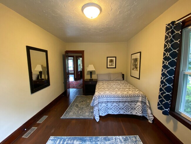 Building Photo - 1520 Maple Rd