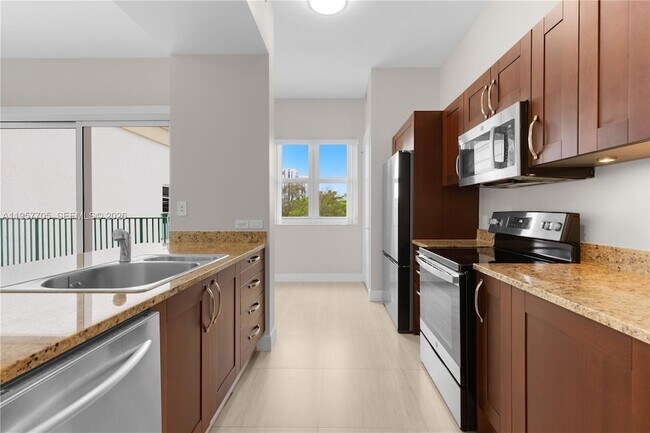 Building Photo - 20000 E Country Club Dr