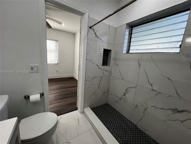 Building Photo - 550 SW 16th Ave