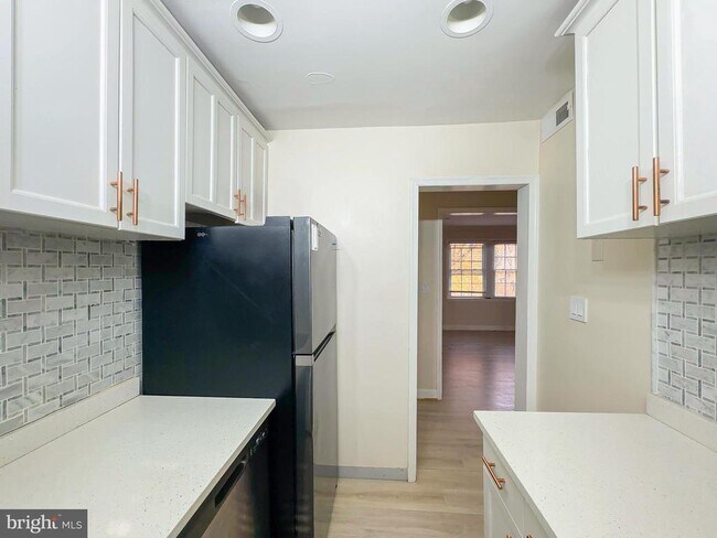 Building Photo - 2102 Suitland Terrace SE