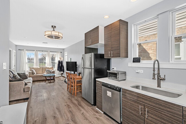 Building Photo - 9105 S Racine Ave