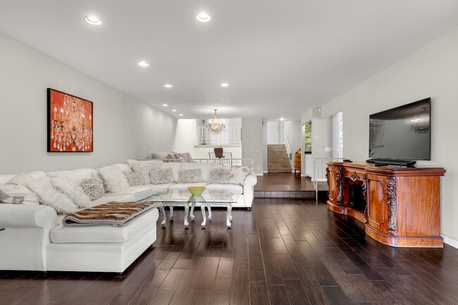 Building Photo - 4953 Lakeridge Terrace W