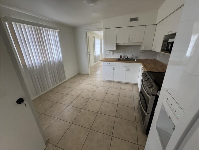 Building Photo - 4680 Royal Palm Ave