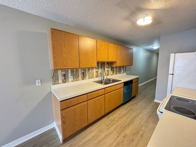 Building Photo - Beautiful 3/2 Duplex in St. Cloud