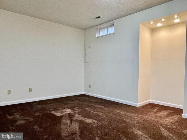 Building Photo - 501 Tolbelt Ct