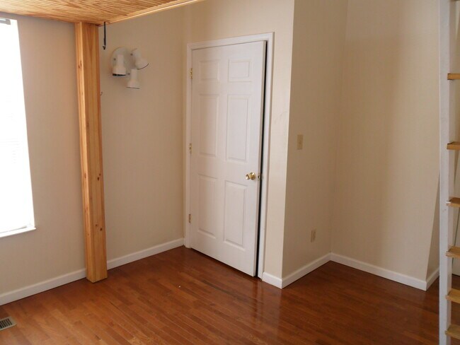 Building Photo - 319 American Ave