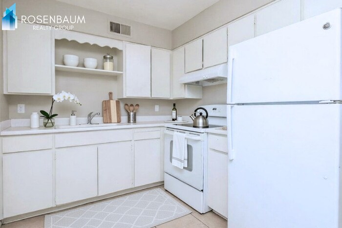 Building Photo - 826 E 4th Pl