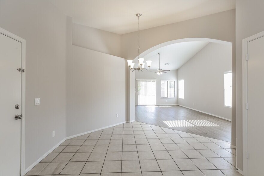 Building Photo - 5158 W Vista Ave
