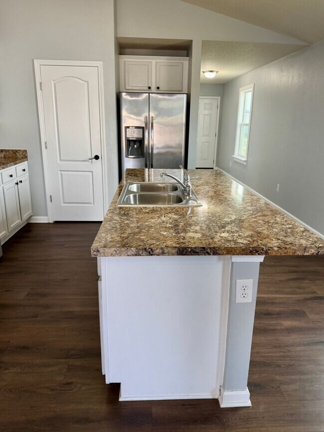 Building Photo - 3/2 GREAT location