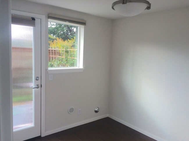 Building Photo - 3-Bedroom Townhome Near Roosevelt Lightrai...