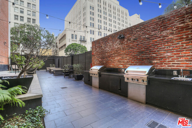 Building Photo - 460 S Spring St