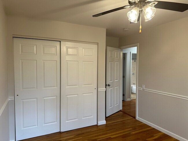 Building Photo - 3 Bedroom 2 Bathroom in Parkway North School District!