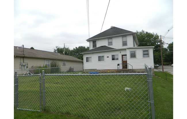 Building Photo - 2-Story House, 4Bed/2Bath with Lots of Room, Washer/Dryer. Pet Friendly & Large Yard