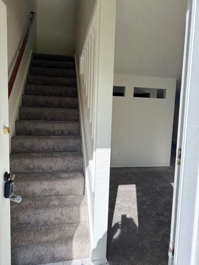 Building Photo - $500 off 1st Rent - Spacious 3 bedroom, 1.5 bathroom Townhouse, Lush Greenspace