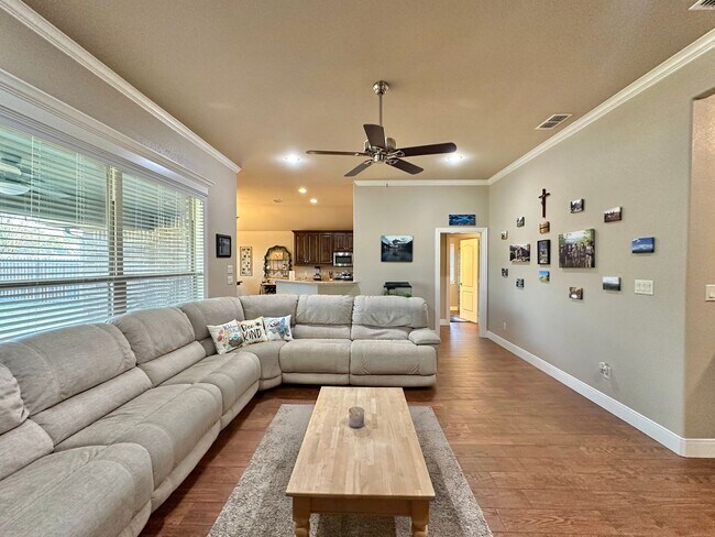 Building Photo - Stunning 3 Bed 2 Bath in Flint!