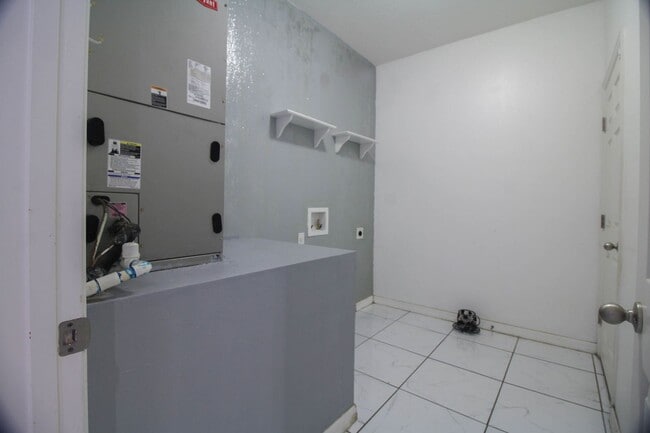 Building Photo - 224 Highland Meadows Ave