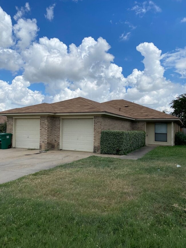 Building Photo - Half Duplex ready for immediate move-in!