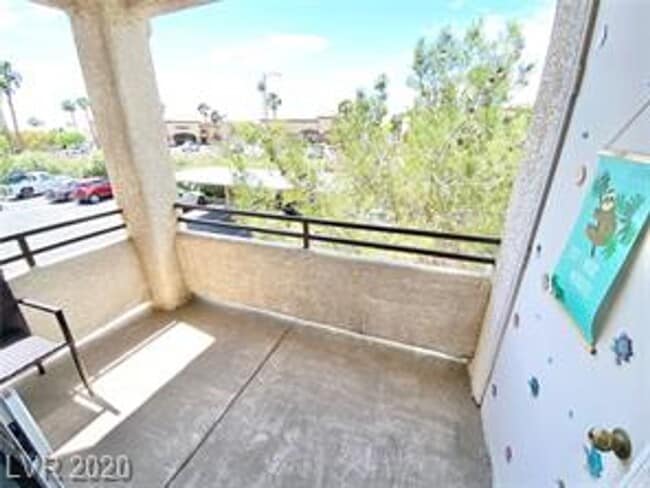 Building Photo - STUNNING 3 BEDROOM, 2 BATHROOM CONDO WITH ...