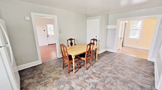 Building Photo - 3 Bed / 1 Bath Single Family Home