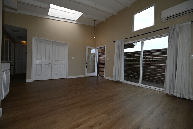 Building Photo - 4672-76LB