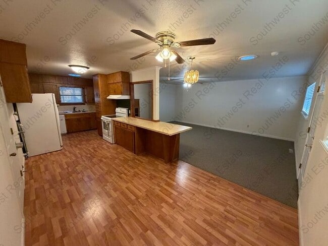 Building Photo - Spacious 4 Bedroom 2 Bathroom Home