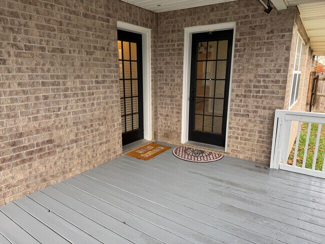Building Photo - Immaculate home in Gentry close to schools