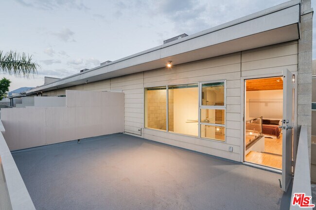 Building Photo - 717 Highland Ave