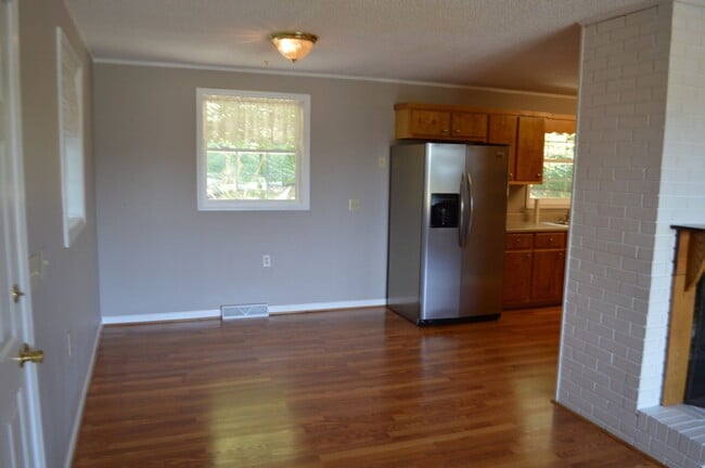 Building Photo - 127 Freedom Dr