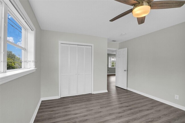 Building Photo - 588 Holly Dr