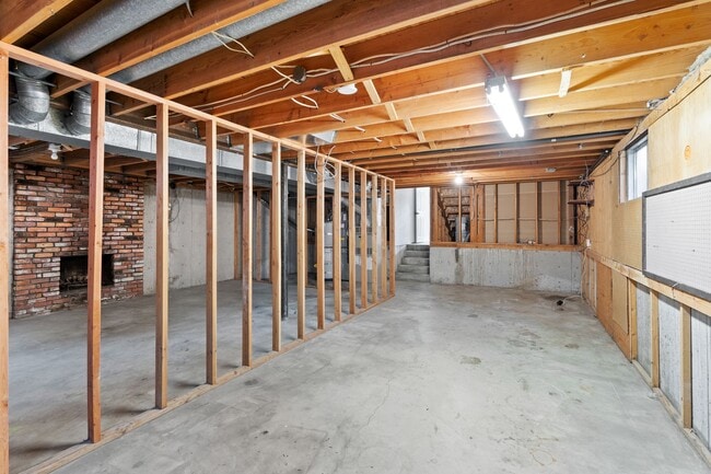 Building Photo - Gorgeous South Hill Home