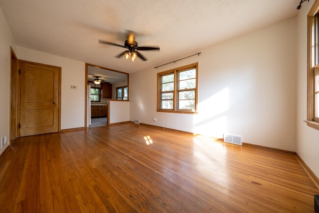 Building Photo - 3950 Hubbard Ave N