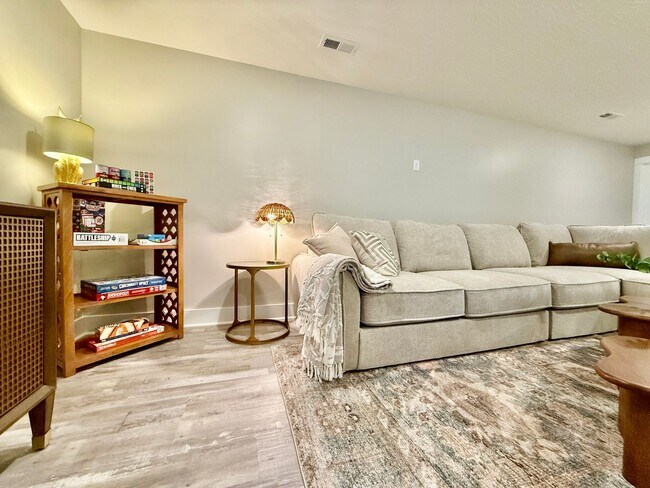 Building Photo - New 5BR Retreat With Hot Tub 2 Living Areas WC, OH