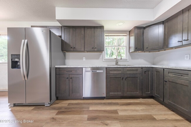 Building Photo - 309 E 6th St