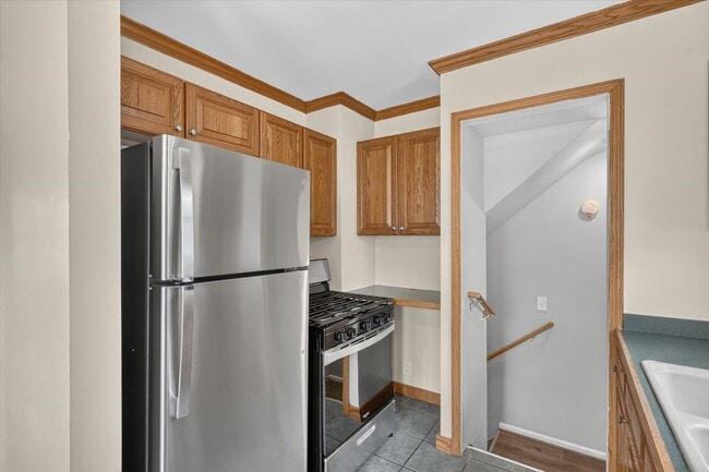 Building Photo - Charming 3-Bedroom Bungalow for Rent in Lincoln Park
