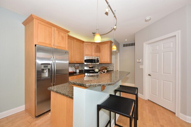 Building Photo - 1515 N Van Buren St