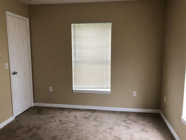 Building Photo - Beautiful Home