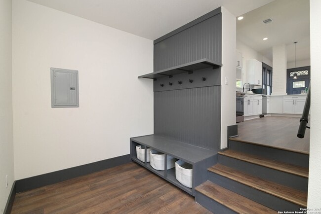 Building Photo - 207 Loretta Pl