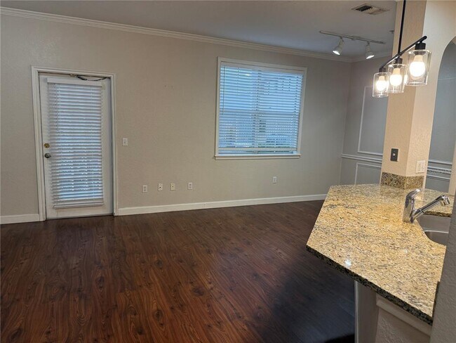 Building Photo - 860 N Orange Ave