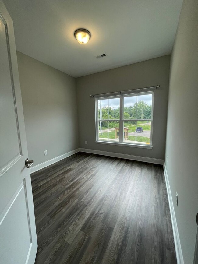 Building Photo - 3 Bedrooms, 2.5 Baths 2-story townhome